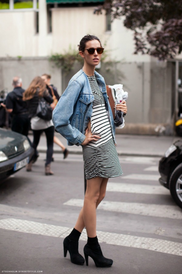 Street-Style-Round-Sunglasses-and-Striped-Dress