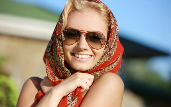blondes-women-sunglasses-sunlight-sabrina-d-smiling-scarf-ukrainian-ray-ban-312321